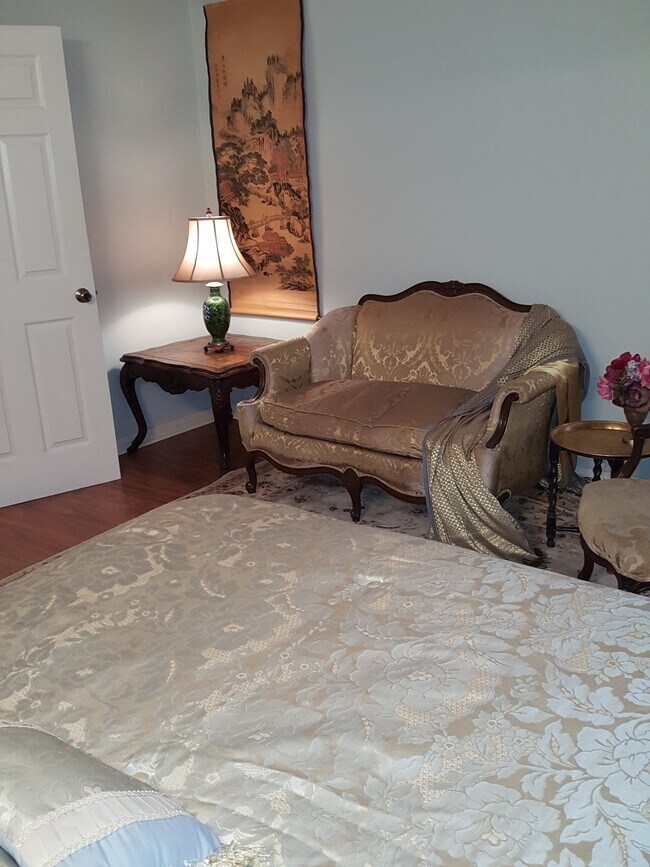 Building Photo - 2817 E Broadway