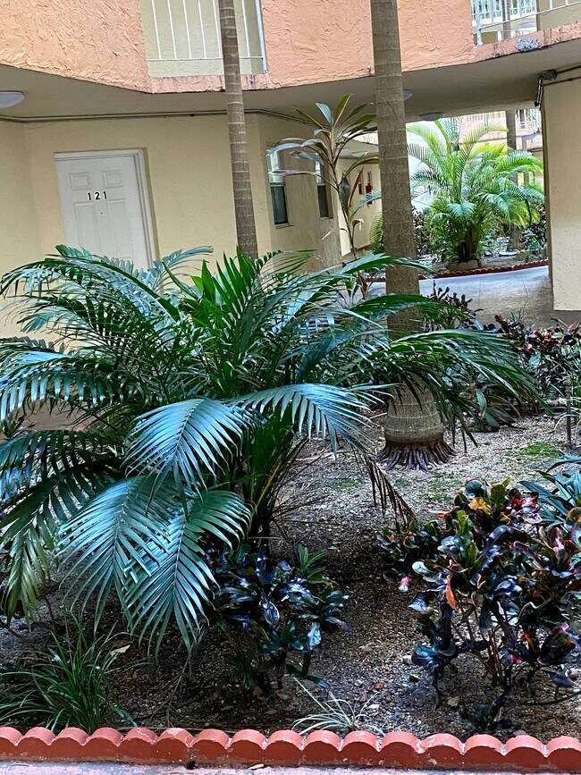 Exteroior - 1750 W 46th St