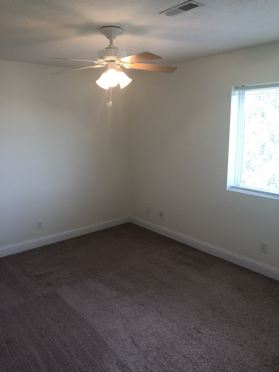 Building Photo - 641 E 46th St