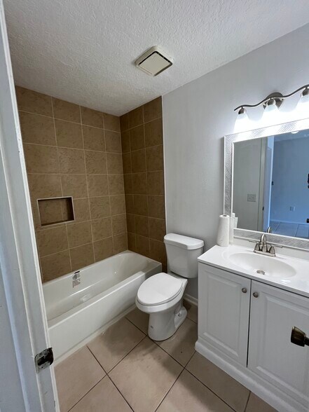 Building Photo - 2846 Bradley Ct