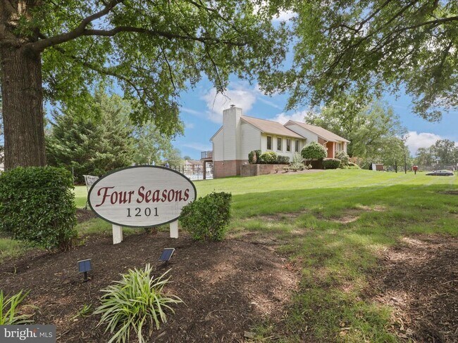 Building Photo - 1518 Summerset Pl