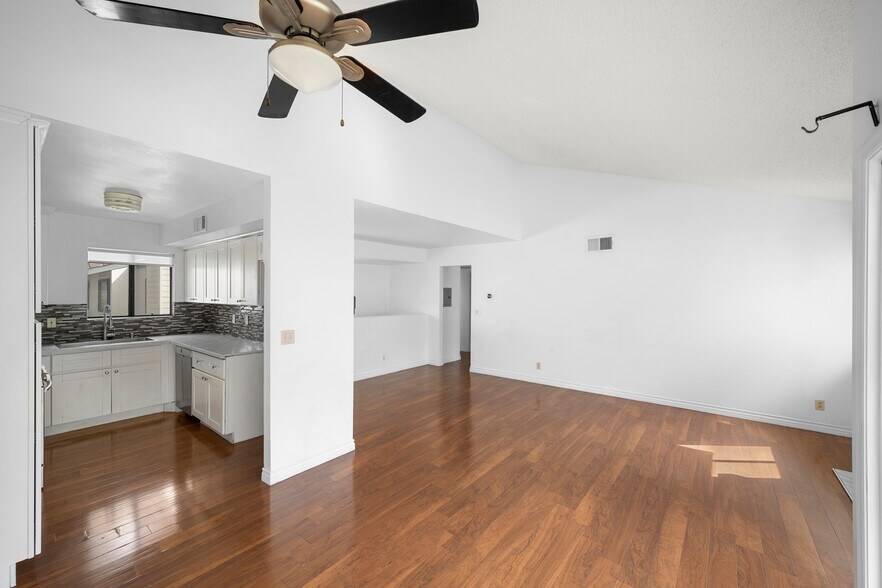 Building Photo - 10475 Newhome Ave