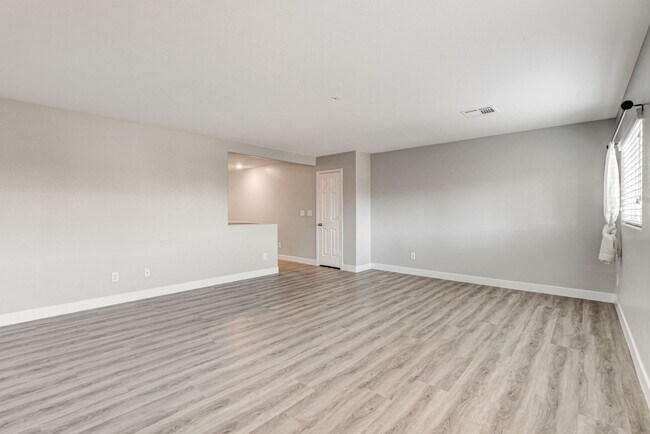 Building Photo - Beautiful 4 bedroom 3 bath home in Mountai...