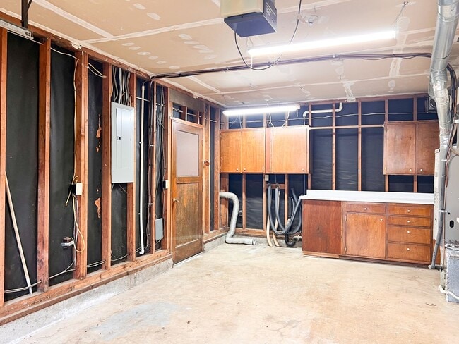 Building Photo - 4BD/2BA SUBURBAN HOME IN COBURG