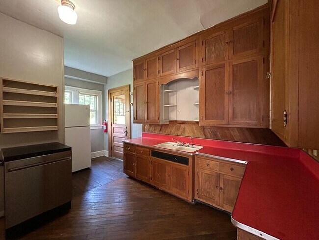Building Photo - $1,800 | 3 Bedroom, 2 Bathroom Multi Floor...