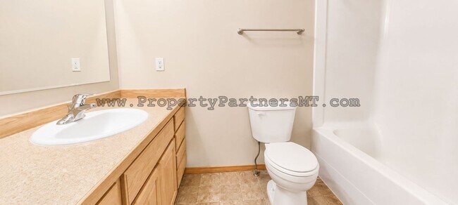 Building Photo - Very Nice 3 Bed 2.5 Bath Town house in River Rock Subdivision!