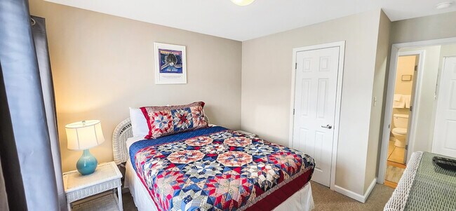 Building Photo - 2421 Beachview Dr