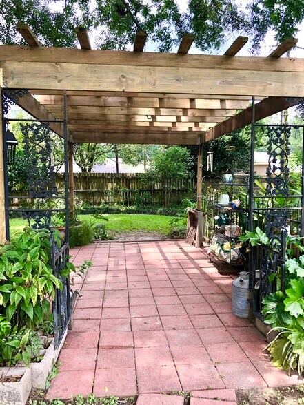 Gazebo - 343 Huntington Dr