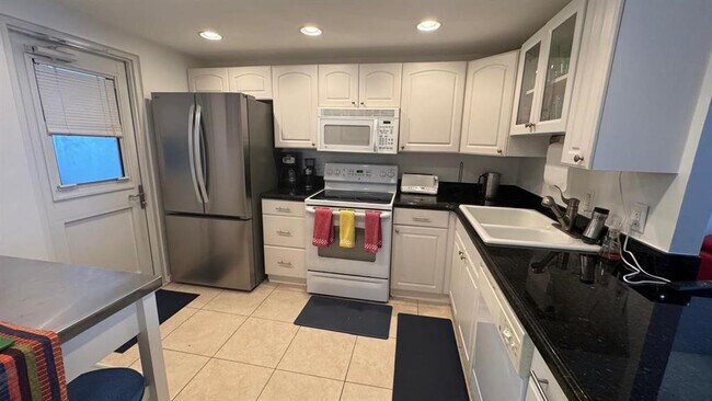 Building Photo - 2200 NE 33rd Ave