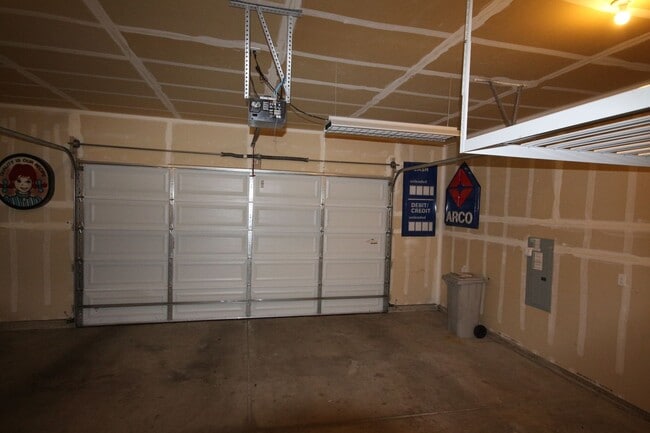 Building Photo - Beautiful Auburn Home You Will Not Want To...
