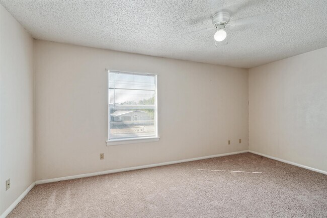 Building Photo - 221 Mary Lou Dr