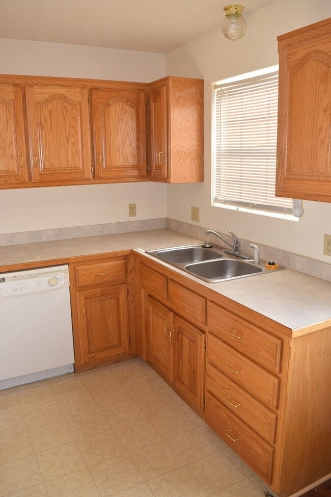 Building Photo - Spacious 3 bedroom, 2 bathroom duplex!