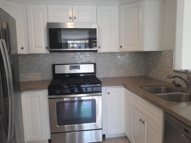 Building Photo - Vibrant 2 bedroom/2 bath condo in a great community with quick access to main commuter arteries