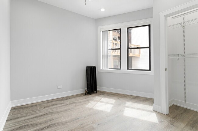 Building Photo - 7622 N Eastlake Terrace