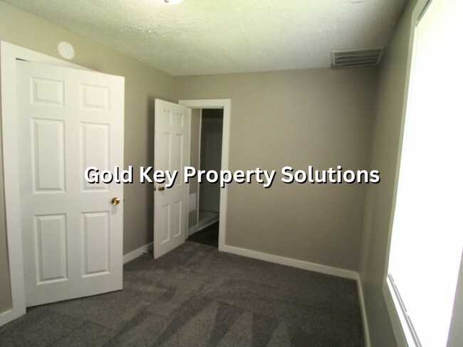 Building Photo - 3 Bed 1 Bath Home For Rent W/ Fenced Yard