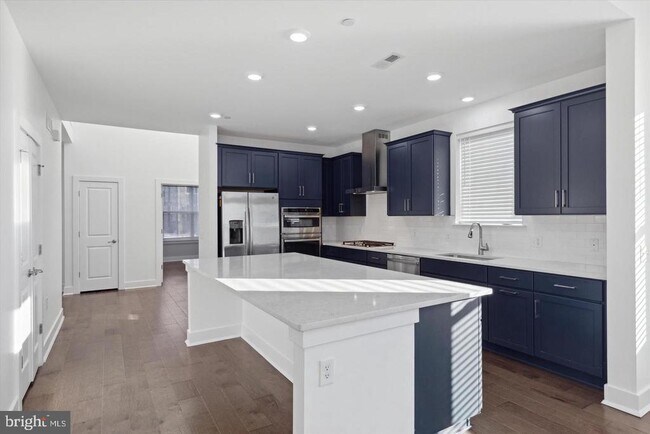 Building Photo - 10 Ladbroke Dr