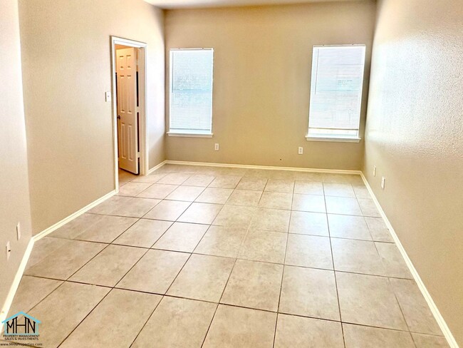 Building Photo - Charming Duplex for Rent: Your Ideal Home Awaits!