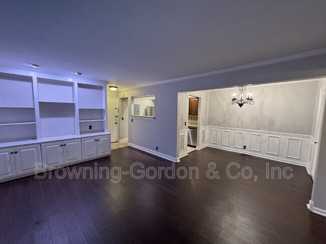 Building Photo - 5025 Hillsboro Pike