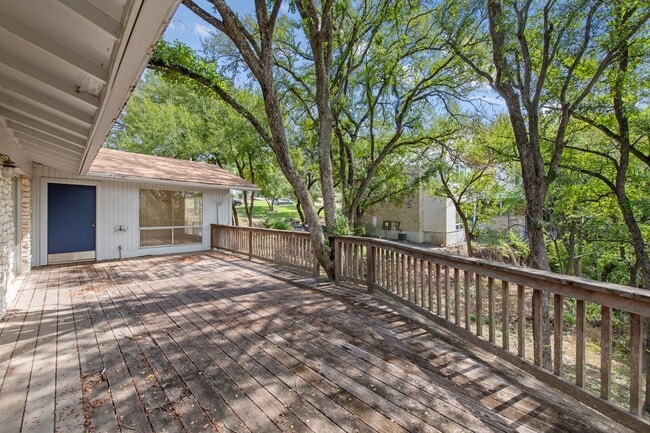 Building Photo - Available Now: Charming 3 Bed / 2 Bath in Rollingwood - Zoned to Eanes ISD - Large Yard