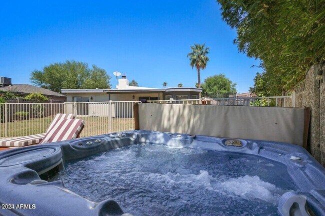 Building Photo - 3915 E Larkspur Dr