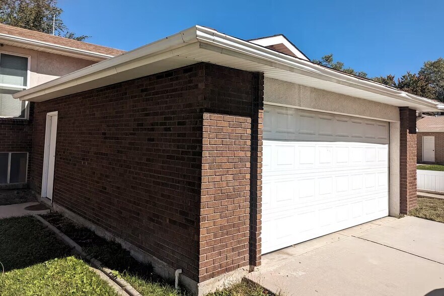 Building Photo - 633 E Acoma Rd