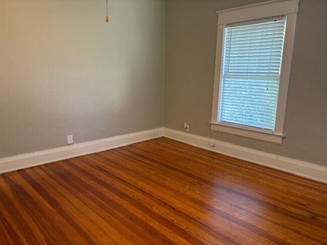 Building Photo - Historic Downtown Murfreesboro TN 3050 SF, 5BR/2BA for rent