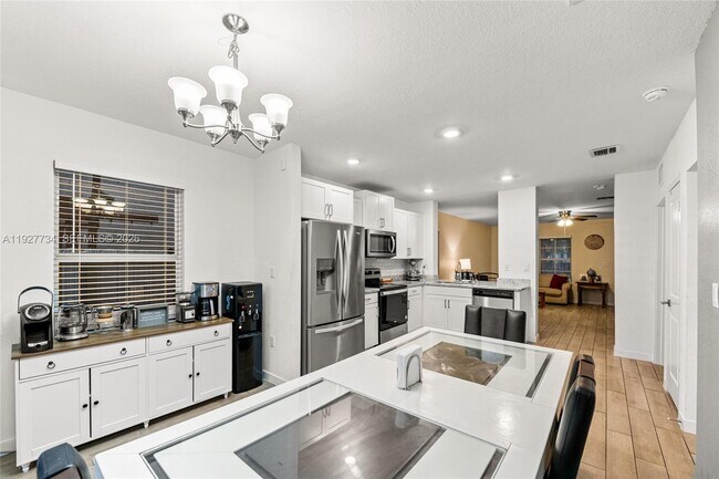 Building Photo - 525 NE 6th Pl