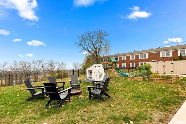 Building Photo - 824 W Moss Ave