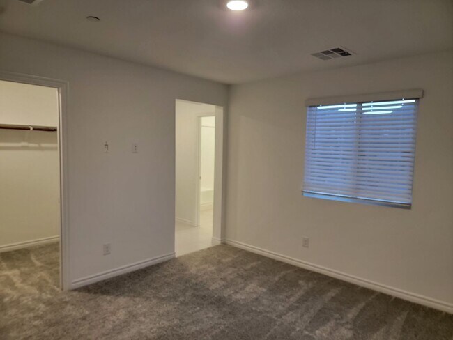 Building Photo - Stunning  4 Bedroom Townhome