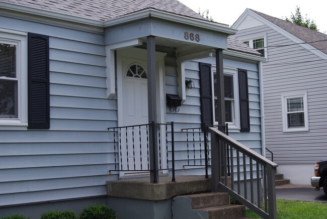 Building Photo - 868 Clarks Ln