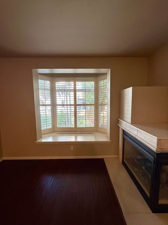 Building Photo - Spacious Bankers Hill Studio | In-Unit Laundry | A/C | Fireplace | Pool & Gym | 6-Month Lease