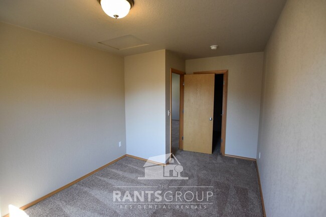 Building Photo - Easy JBLM Commute! Close to amenities!