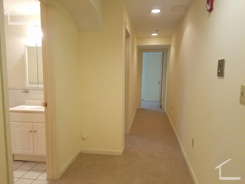 Building Photo - 117 Park Dr