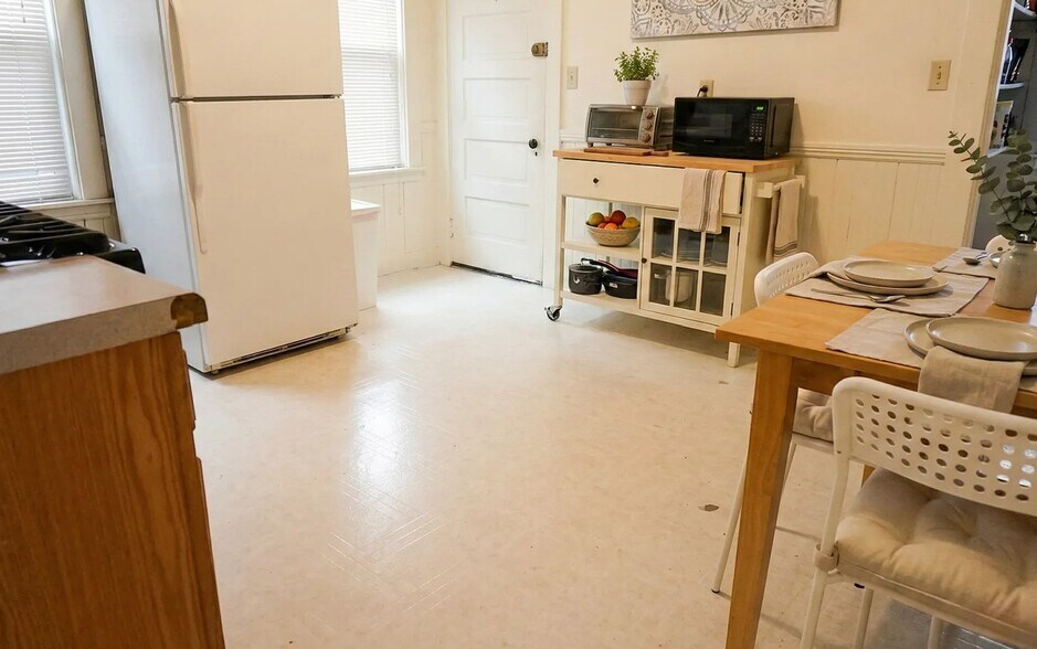 Building Photo - 44 Easton St