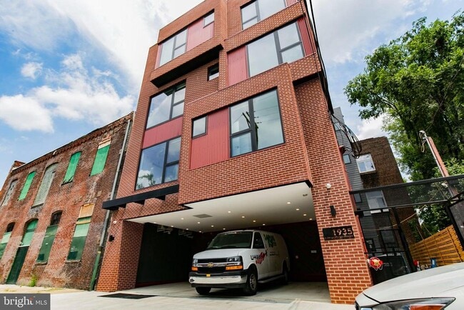 Building Photo - 1935 E Hazzard St