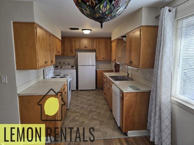 Building Photo - 1302 S 16th Ave