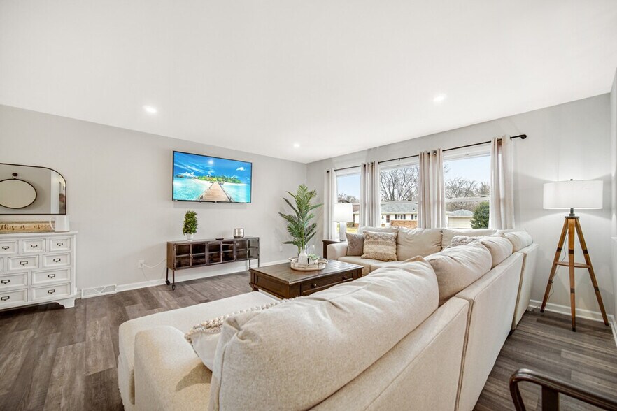 Building Photo - 560 Kathleen Dr