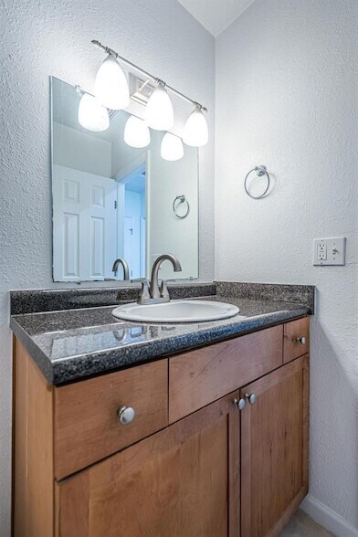 Building Photo - 251 Pompano Dr SE