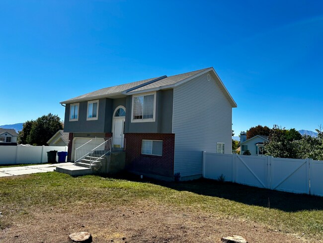 Building Photo - Charming 3-Bedroom Home for Rent in a Tran...