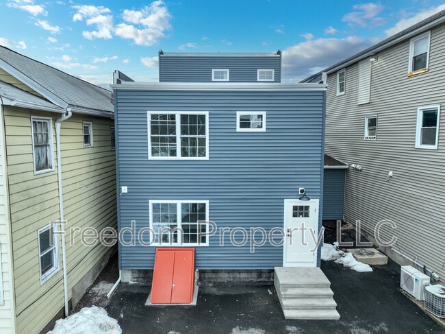 Building Photo - 130 Center St