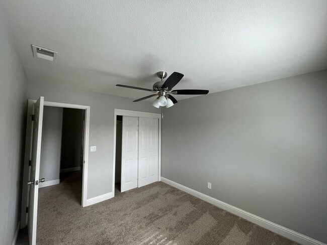 Building Photo - Beautiful 4 Bedroom 3 Bathroom with a pool