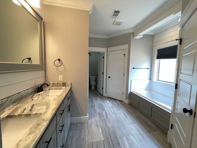 Building Photo - 202 Crestwood Ln