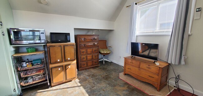 Building Photo - Charming Over-the-Garage Studio Apartment
