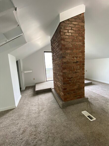 Loft Bedroom - 222 W End Blvd