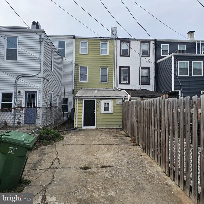 Building Photo - 3419 Chestnut Ave