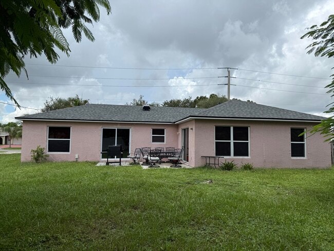 Building Photo - 1357 SE Sandia Dr