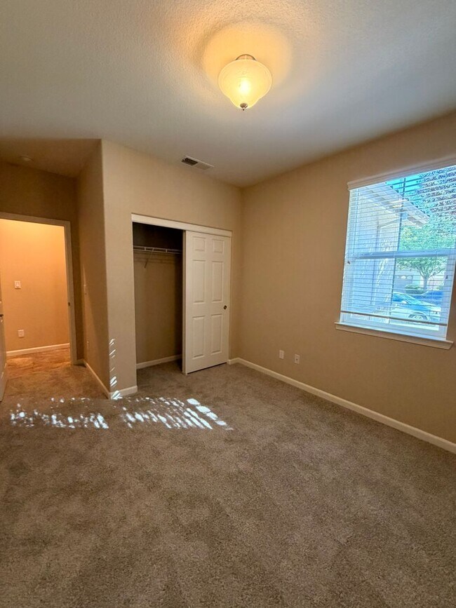 Building Photo - 10787 Grayslake Dr