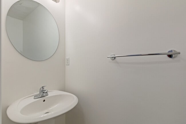 Building Photo - 555 Main St