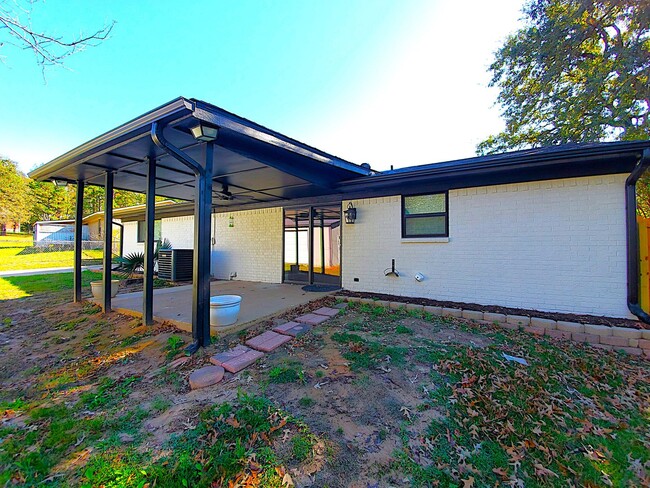 Building Photo - Beautifully Remodeled 3 Bedroom, 2 Bathroo...