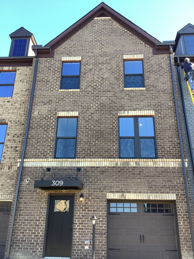 Primary Photo - 309 W 20th St